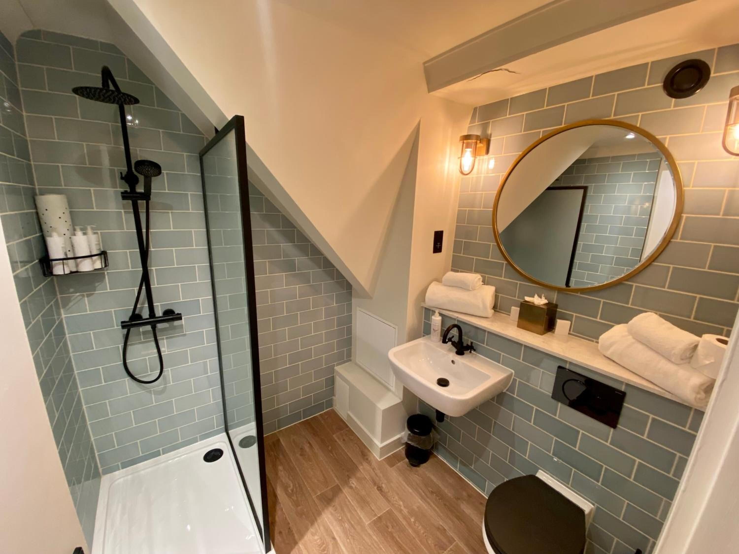 combined shower/bathtub, free toiletries, hair dryer, towels