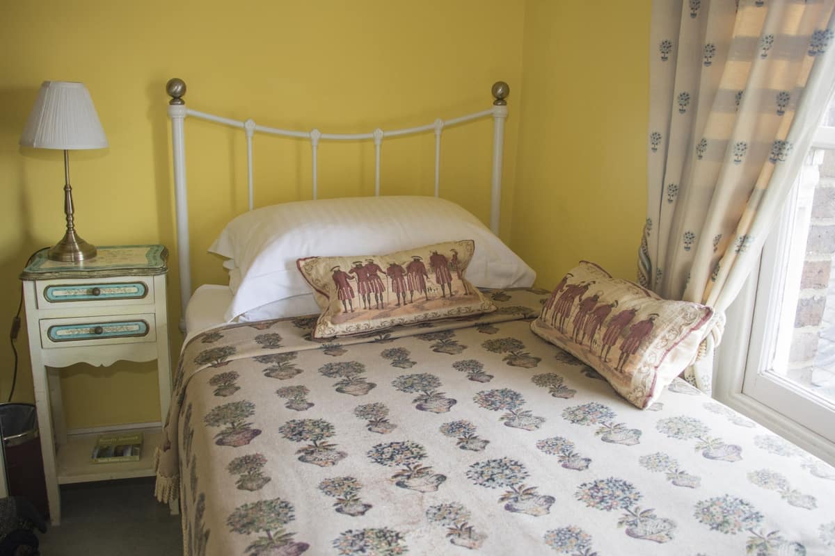 Enkelrum - eget badrum (Bertie Room) | Gratis wi-fi