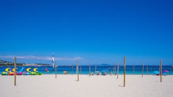 Una spiaggia nelle vicinanze