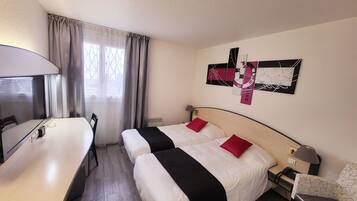 Habitación con 2 camas individuales | Minibar, caja de seguridad en la habitación y escritorio