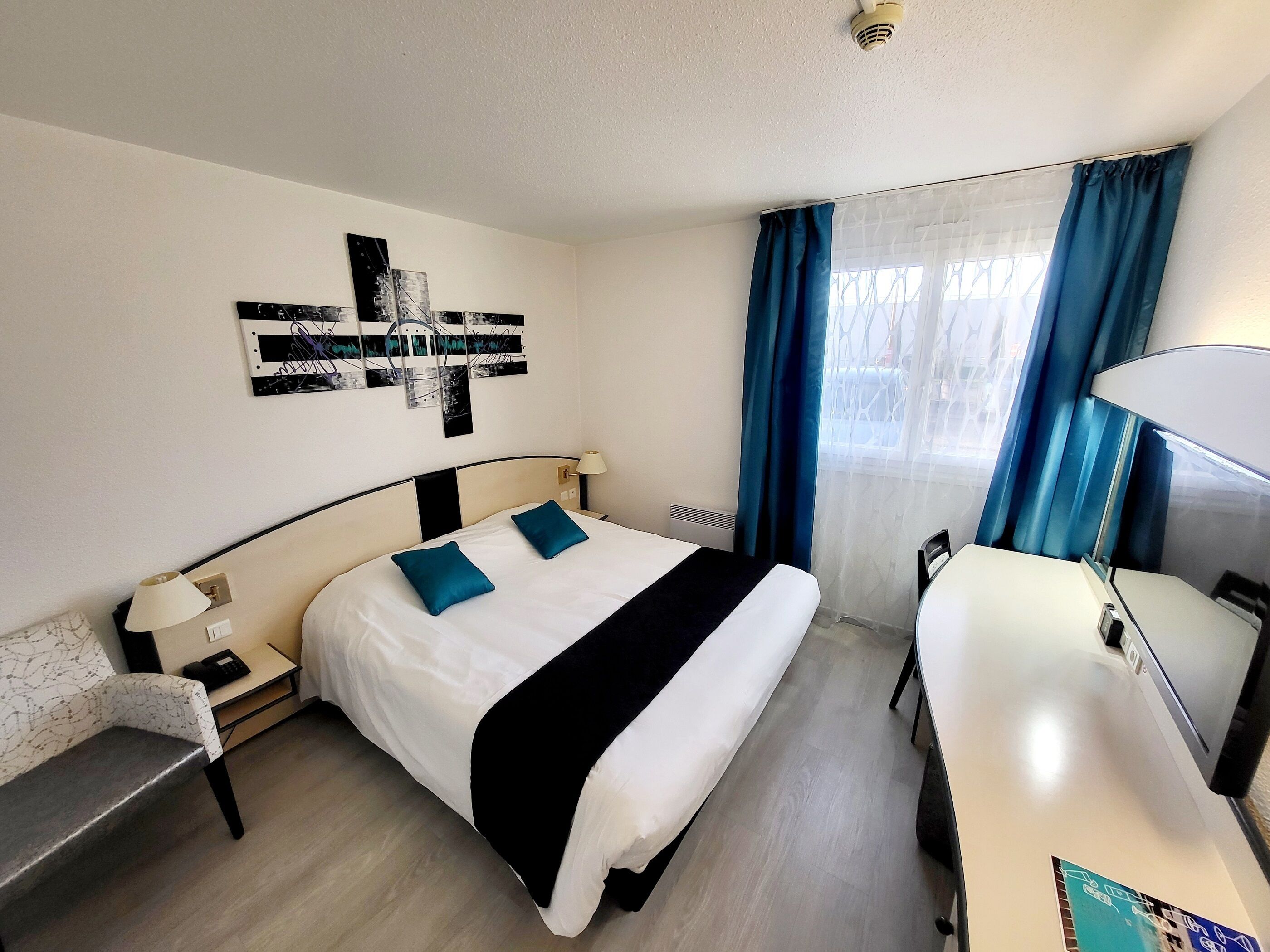 Minibar, coffres-forts dans les chambres, bureau