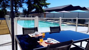 Daily buffet breakfast (EUR 10 per person) - LOGIS Le Capricorne (Marmande)