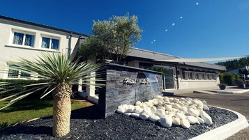 Fachada de la propiedad