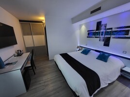 Minibar, caja de seguridad en la habitación y escritorio 