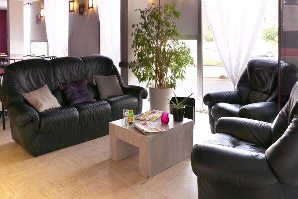 Lobby sitting area - Hotel Saint Jacques (Parthenay)
