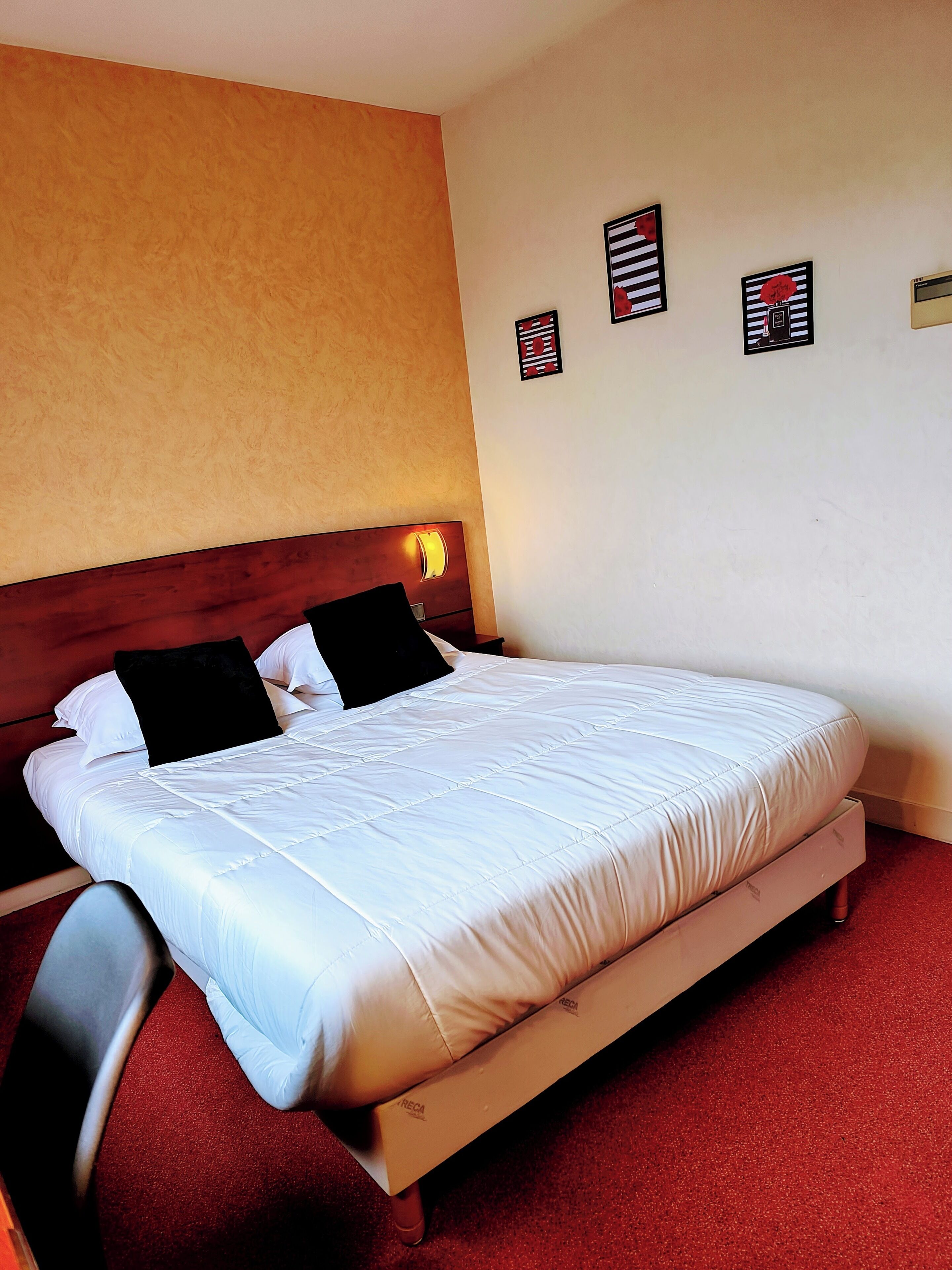 Economy Double Room | Premium bedding, desk, iron/ironing board, free WiFi
