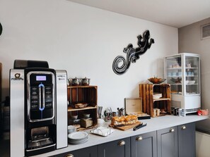 Daily buffet breakfast for a fee - Hotel Saint Jacques (Parthenay)