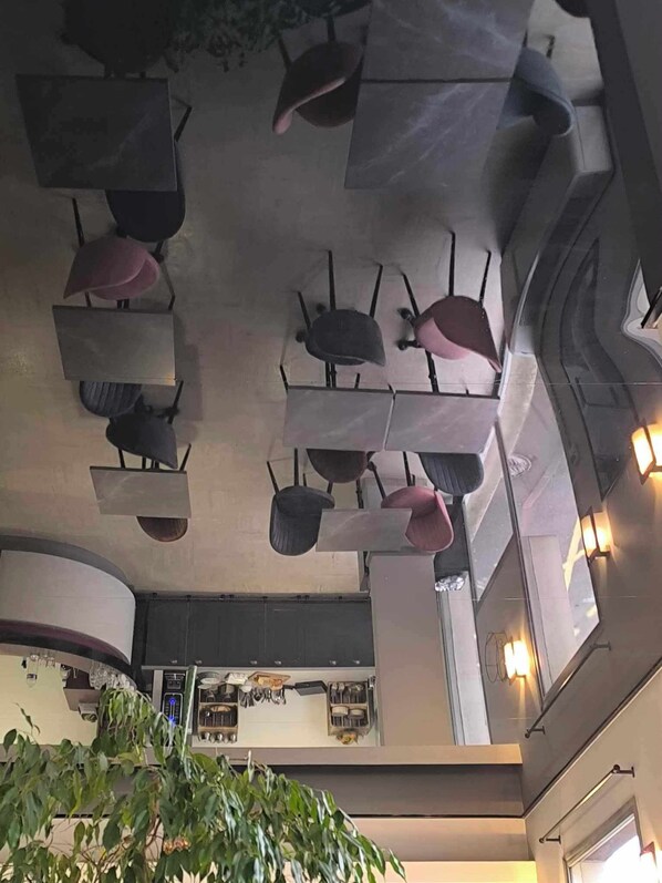 Se ofrece un desayuno bufé todos los días (12.50 EUR por persona)