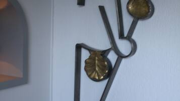 Un élément décoratif à fixer au mur, orné de motifs géométriques et de feuilles.