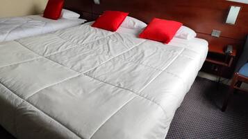 Dreibettzimmer | Hochwertige Bettwaren, Schreibtisch, Bügeleisen/Bügelbrett