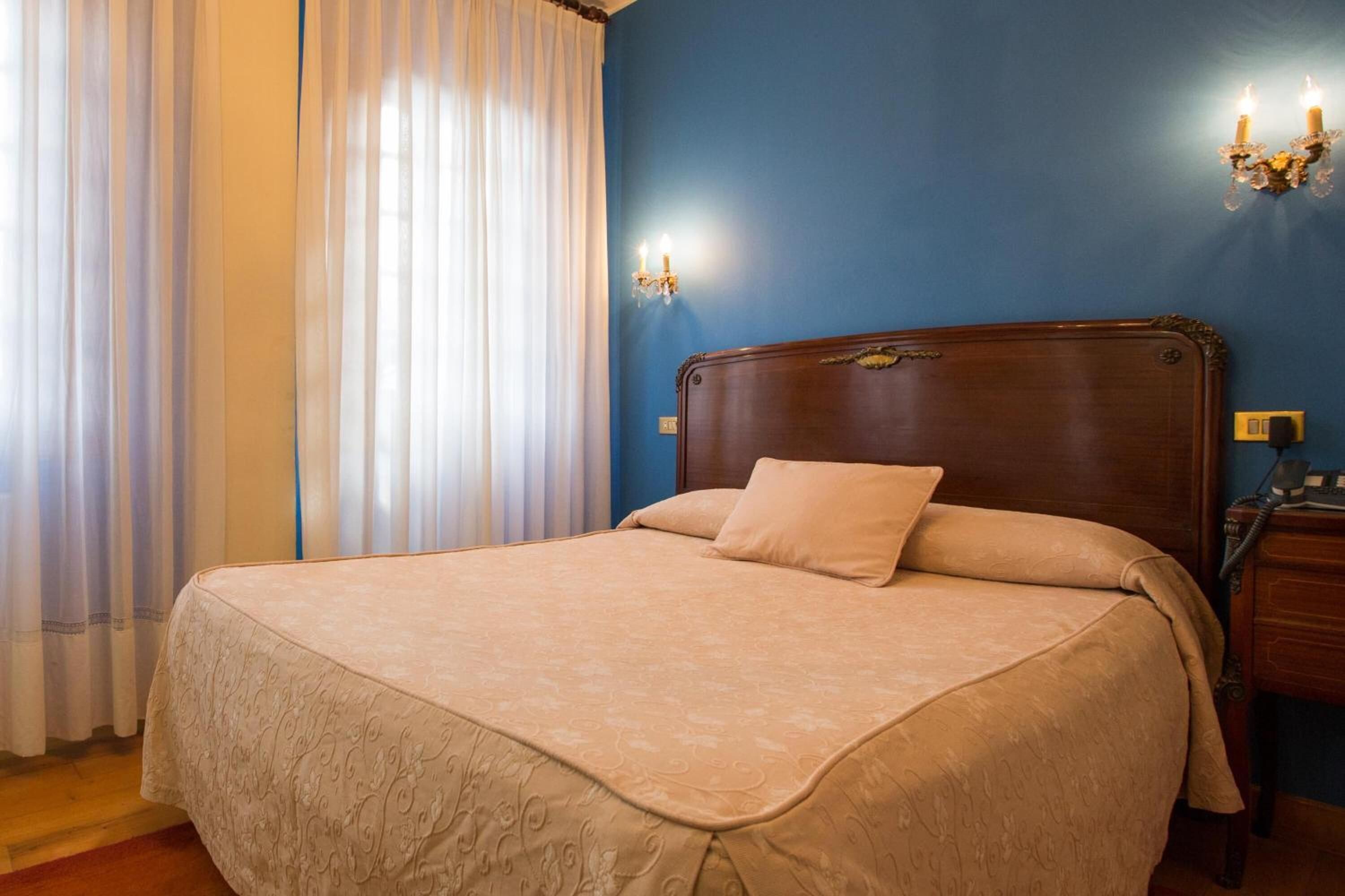 premium bedding, minibar, desk, cots/infant beds