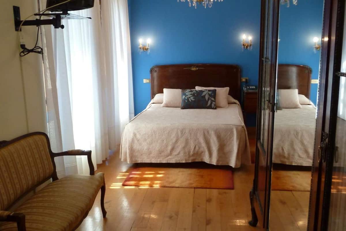 premium bedding, minibar, desk, cots/infant beds