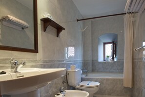 Einzelzimmer | Badezimmer | Komfortbadewanne, kostenlose Toilettenartikel, Haartrockner, Bidet