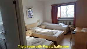 トリプルルーム 専用バスルーム | ピロートップベッド、WiFi (無料)、ベッドシーツ