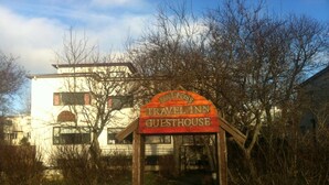 Et træskilt for Dalfoss Travel Inn Guesthouse.