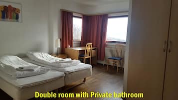 Habitació amb dos llits individuals, bany privat | Matalassos amb encoixinament addicional, wifi gratuïta i roba de llit