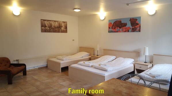 ファミリー ルーム 専用バスルーム | ピロートップベッド、WiFi (無料)、ベッドシーツ