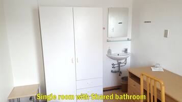 Habitación individual, baño compartido | Camas con pillow-top, wifi gratis y ropa de cama