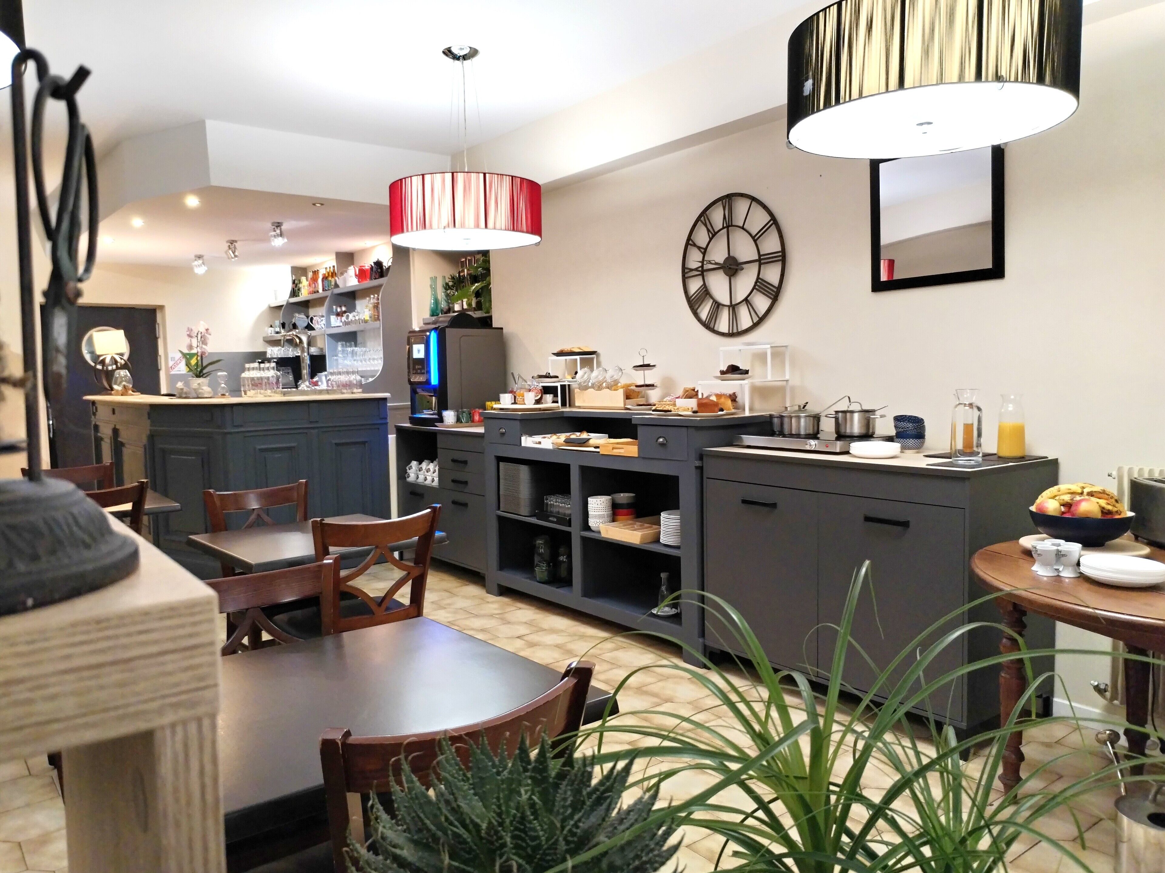 Petit déjeuner buffet (15.00 EUR par personne)