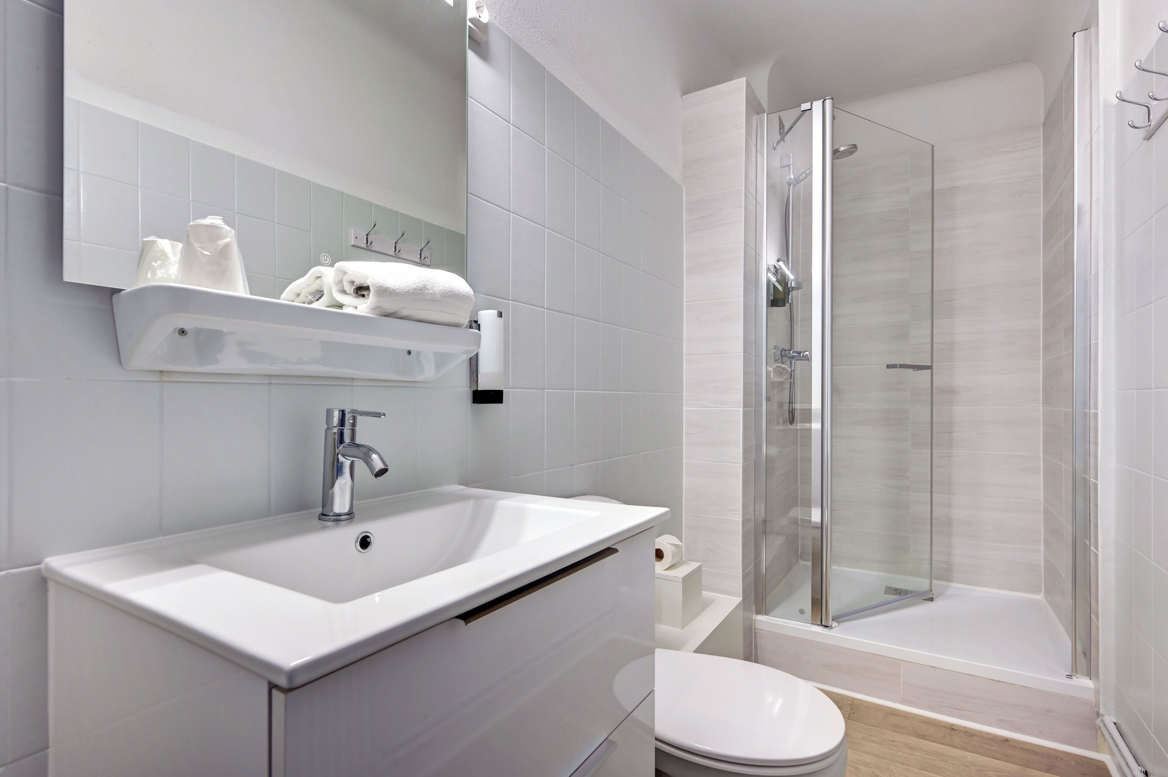 Dreibettzimmer | Badezimmer | Haartrockner, Handtücher, Seife, Shampoo