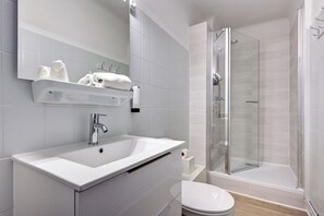 Triple Room | Bathroom