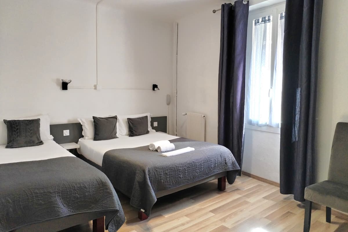 Triple Room | Free WiFi, bed sheets