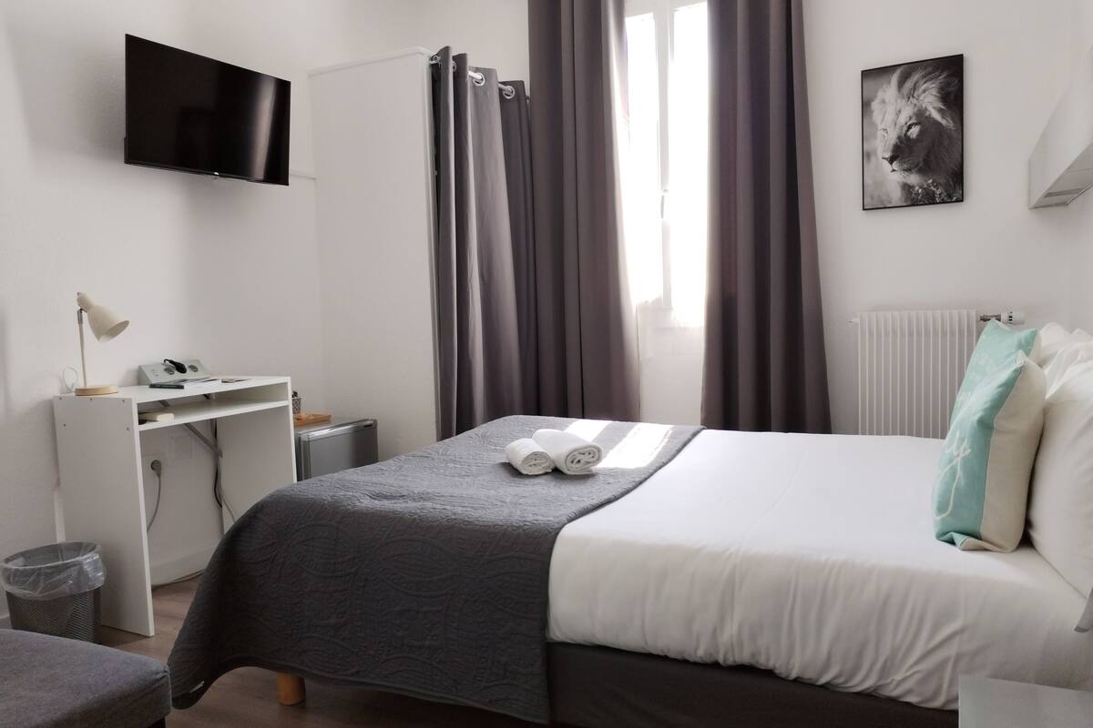 Quarto casal econômico | 1 quarto, Wi-Fi de cortesia, roupa de cama