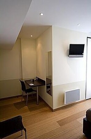 Standard Triple Room | Living area
