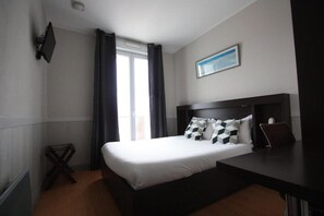 Double Room | Soundproofing, iron/ironing board, free cots/infant beds, rollaway beds