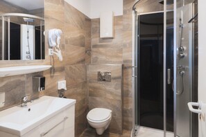 シャワー、ヘアドライヤー、タオル、石鹸