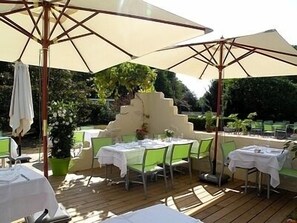 Serveert lunch, diner, Franse gerechten, uitzicht op het zwembad 