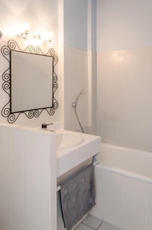 Combined shower/bathtub, free toiletries, hair dryer, towels - Hôtel Le Pont Bernet (Le Pian-Medoc)
