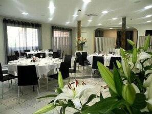 Serveert lunch, diner, Franse gerechten, uitzicht op het zwembad 