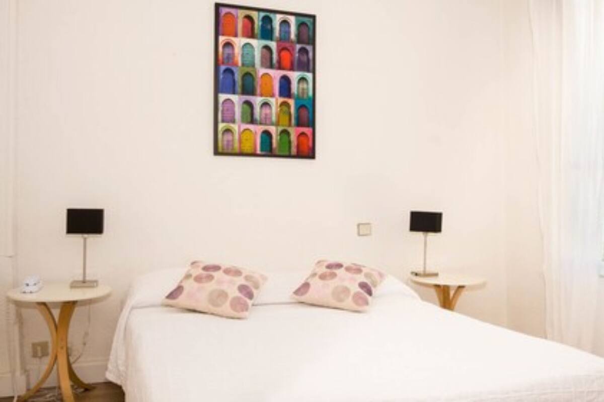 In-room safe, soundproofing, WiFi (free)