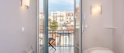 Single Room with Terrace | In-room safe, soundproofing, free WiFi