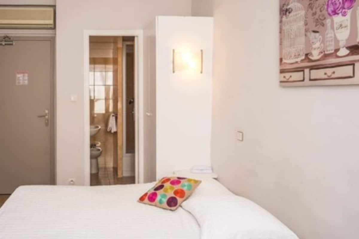 Triple Room | In-room safe, soundproofing, WiFi (free)