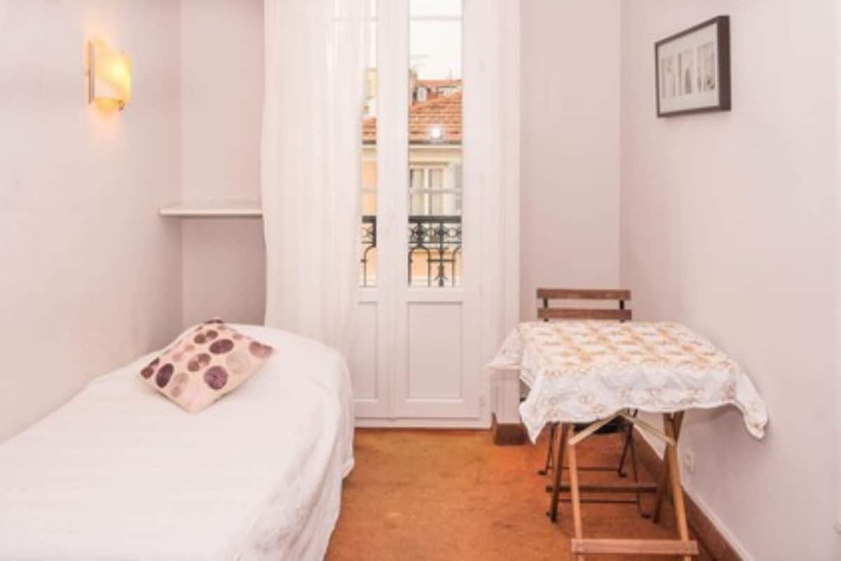 Single Room | In-room safe, soundproofing, WiFi (free)