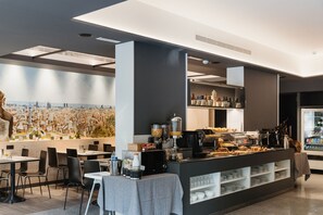 Desayuno buffet diario (EUR 11.50 por persona)