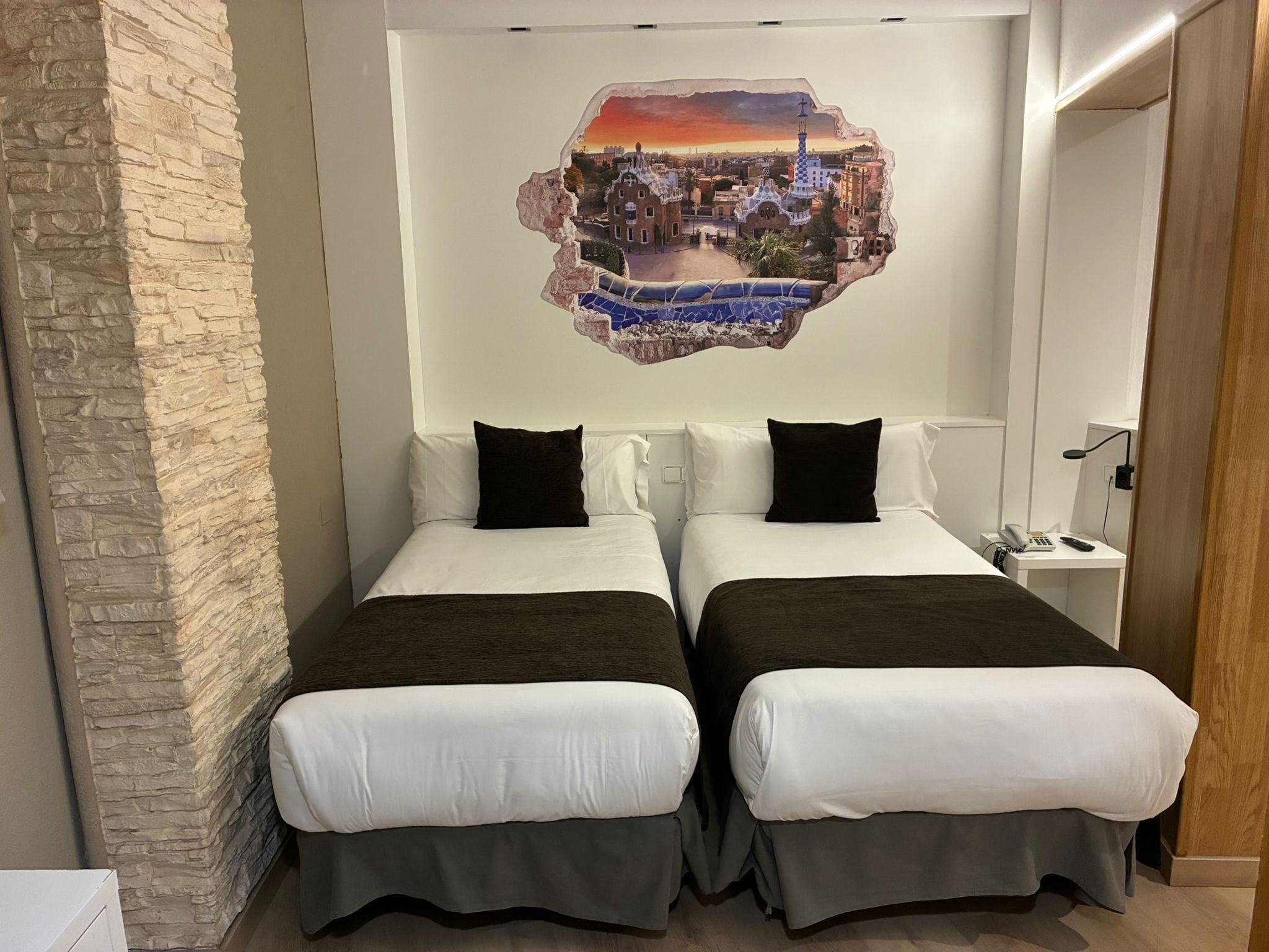 트윈룸 (Double 2 beds and extra bed Interior) | 오리/거위털 이불, 객실 내 금고, 노트북 작업 공간, 암막 커튼