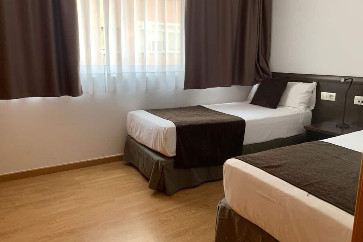 Edredón y caja de seguridad en la habitación
