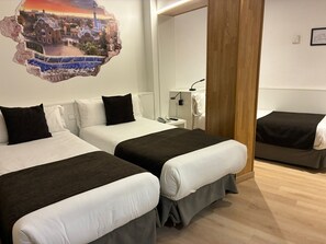 Double 2 beds and extra bed Interior | Down duvets, in-room safe, laptop workspace, blackout curtains - Hotel Travessera (Barcelona)