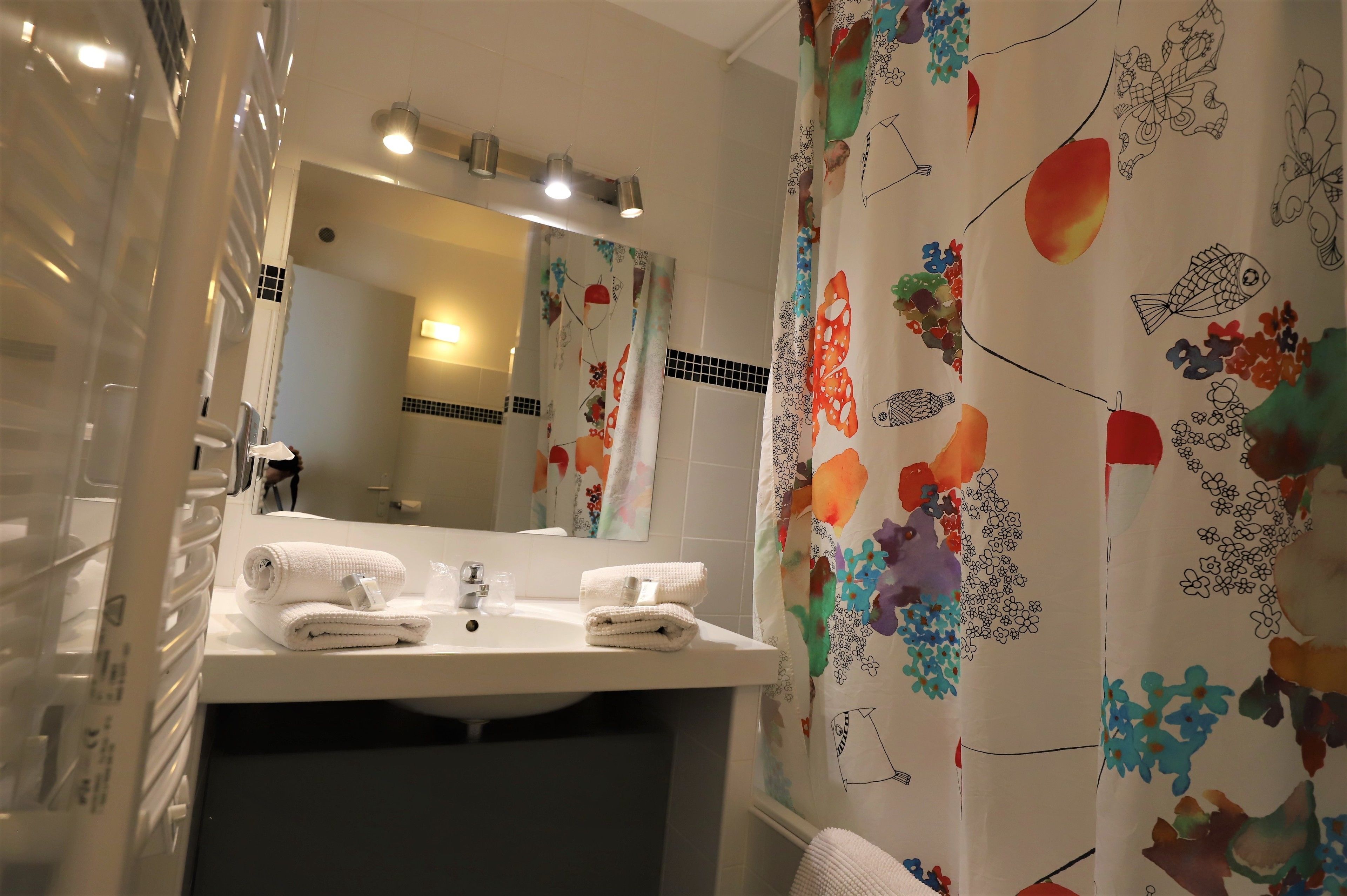 combined shower/bathtub, hair dryer, towels