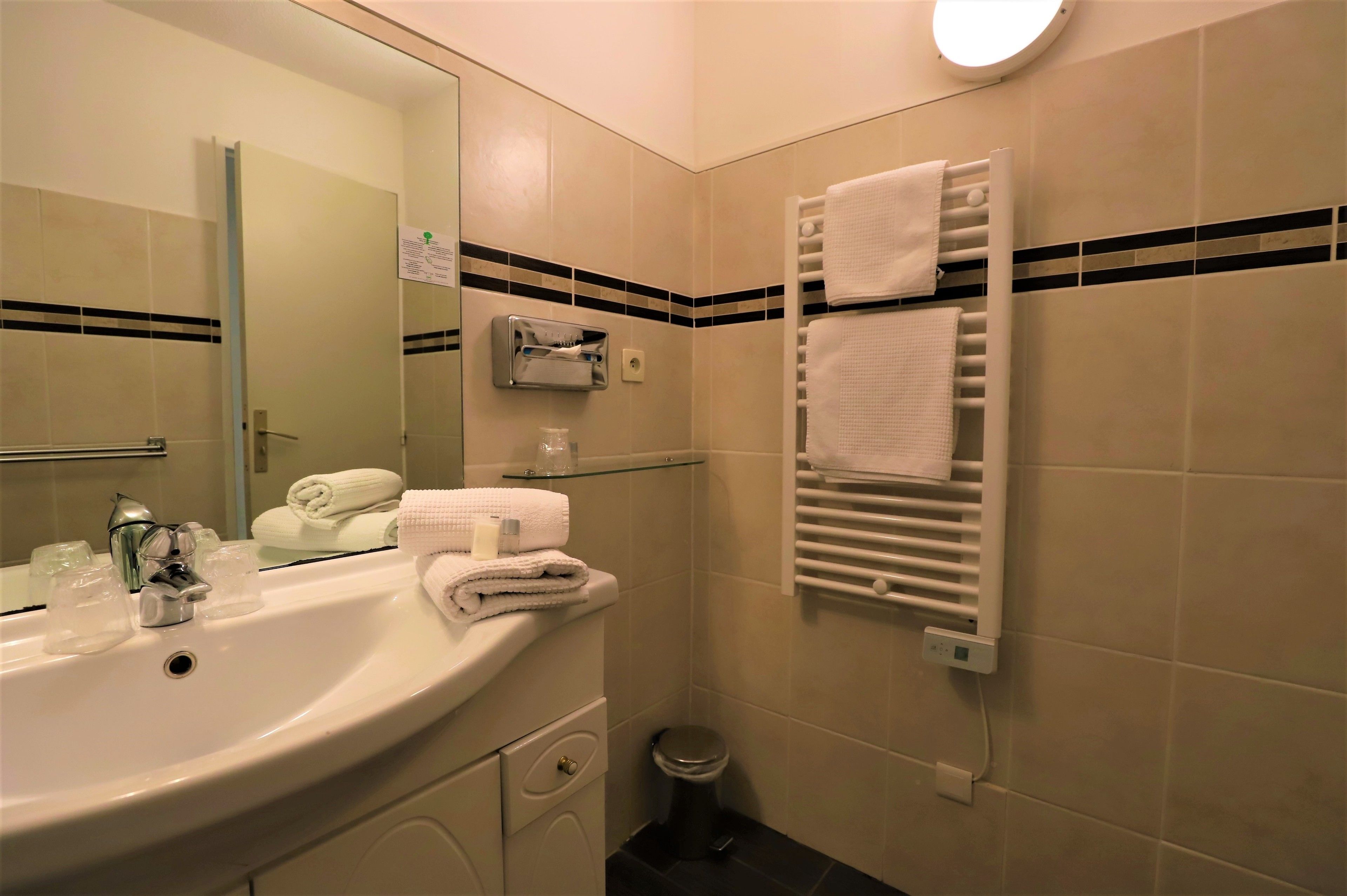 combined shower/bathtub, hair dryer, towels