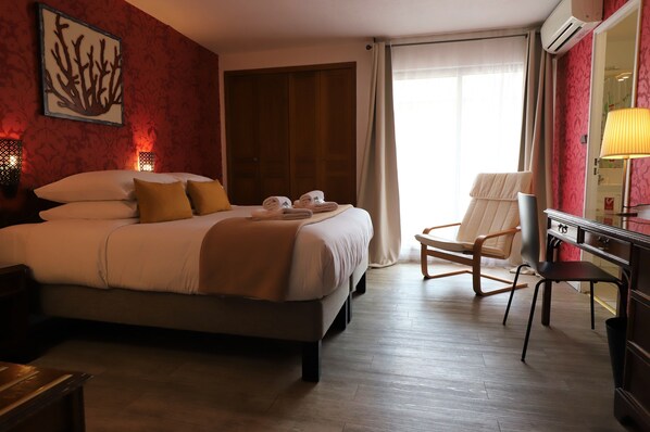 Premium bedding, in-room safe, individually decorated