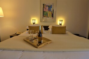 Premium bedding, in-room safe, individually decorated