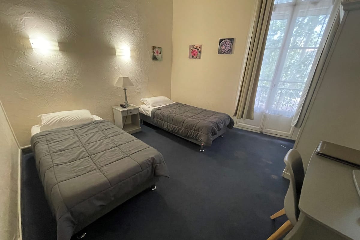 Standaard Twin kamer | Een bureau, een laptopwerkplek, een strijkplank/strijkijzer, gratis wifi