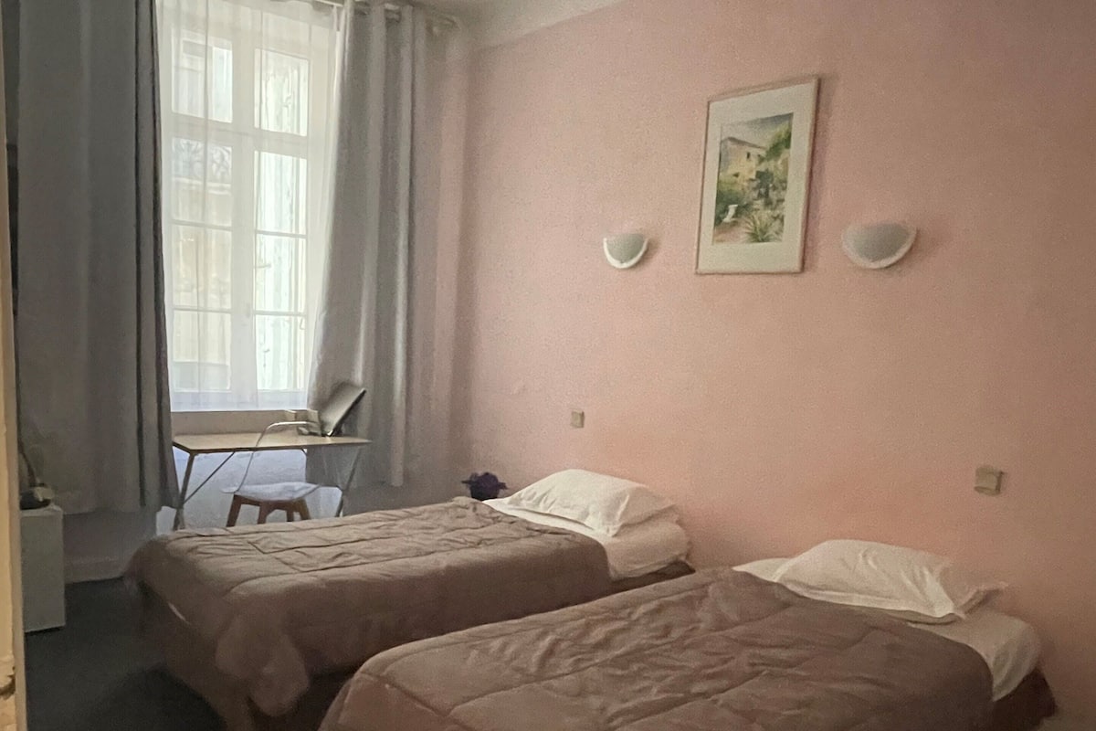 Traditionele Twin kamer | Een bureau, een laptopwerkplek, een strijkplank/strijkijzer, gratis wifi