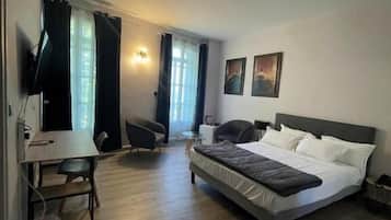 Habitación Club | Escritorio y espacio para trabajar con un portátil