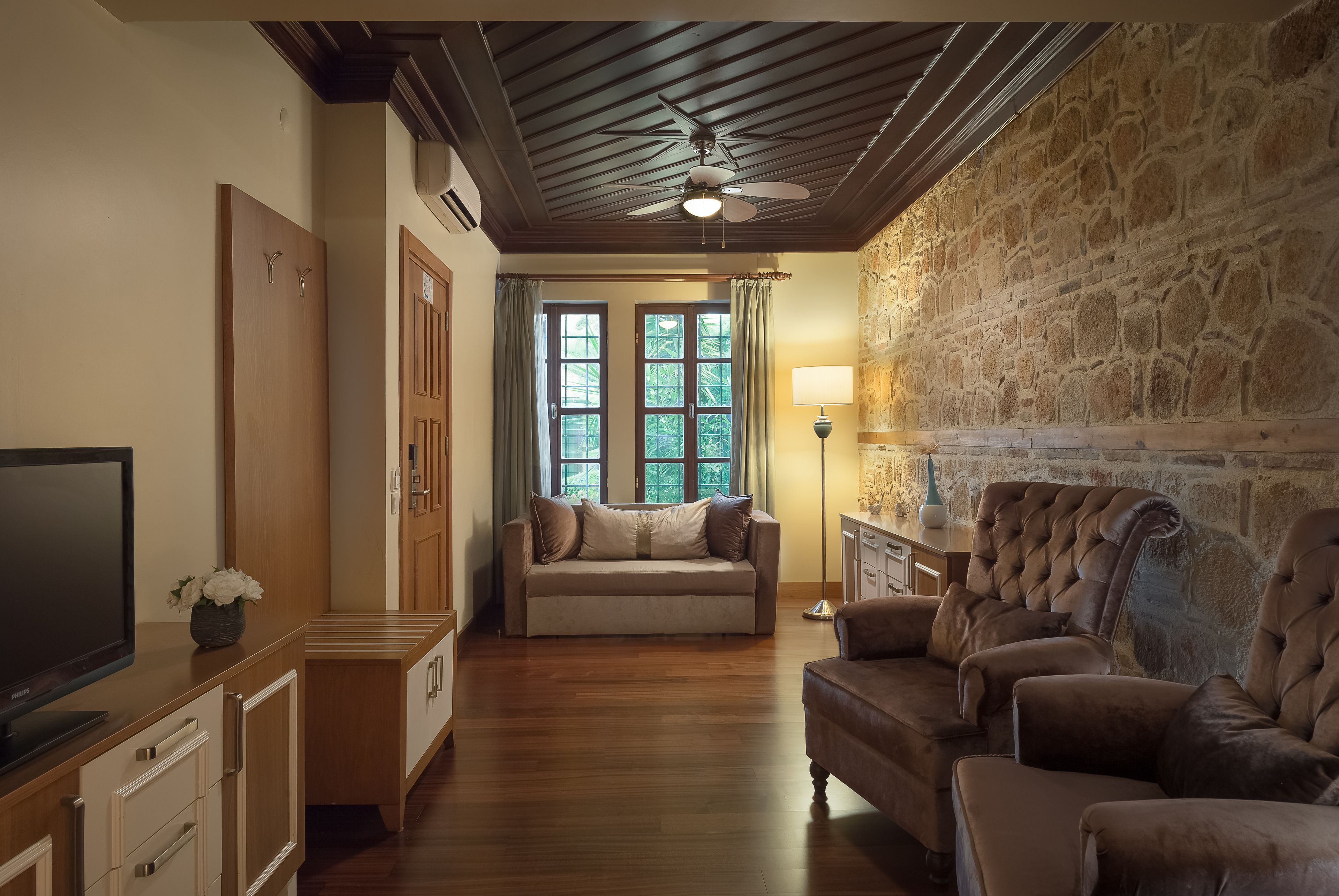 suit oda | minibar, in-room safe, desk, iron/ironing board