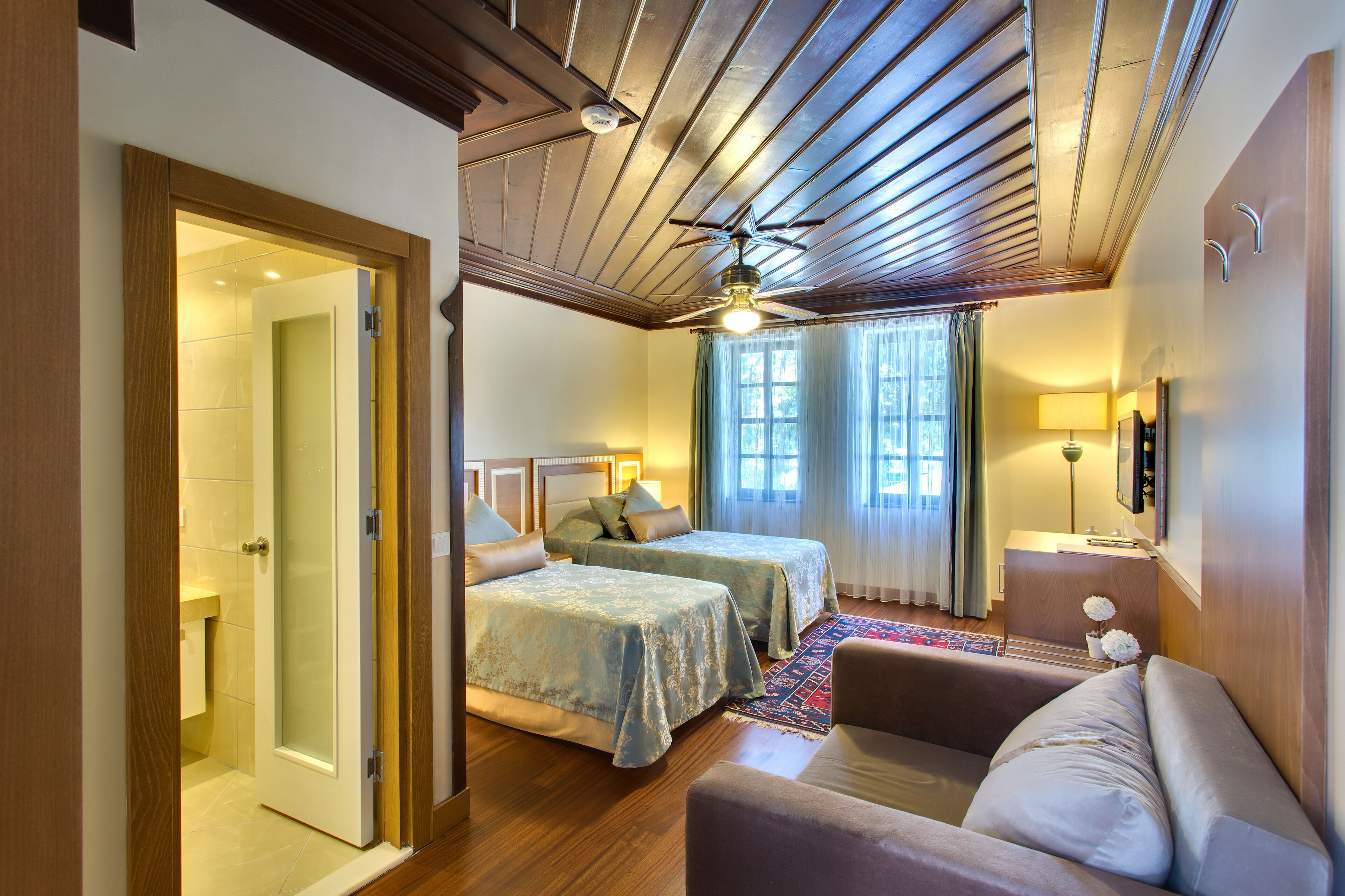 standard double or twin room | minibar, in-room safe, desk, iron/ironing board